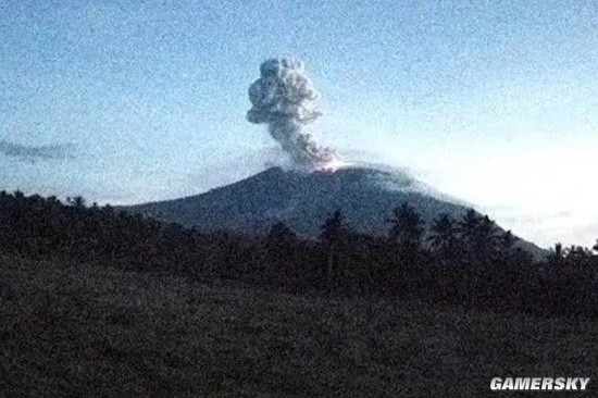 印尼伊布火山发生喷发 火山灰柱达1000米