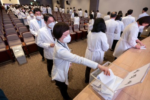 不干了！韩国医科大学教授开始递交辞职书