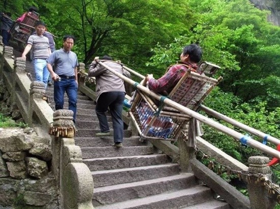 女子呼吁爬山有需要别不好意思坐